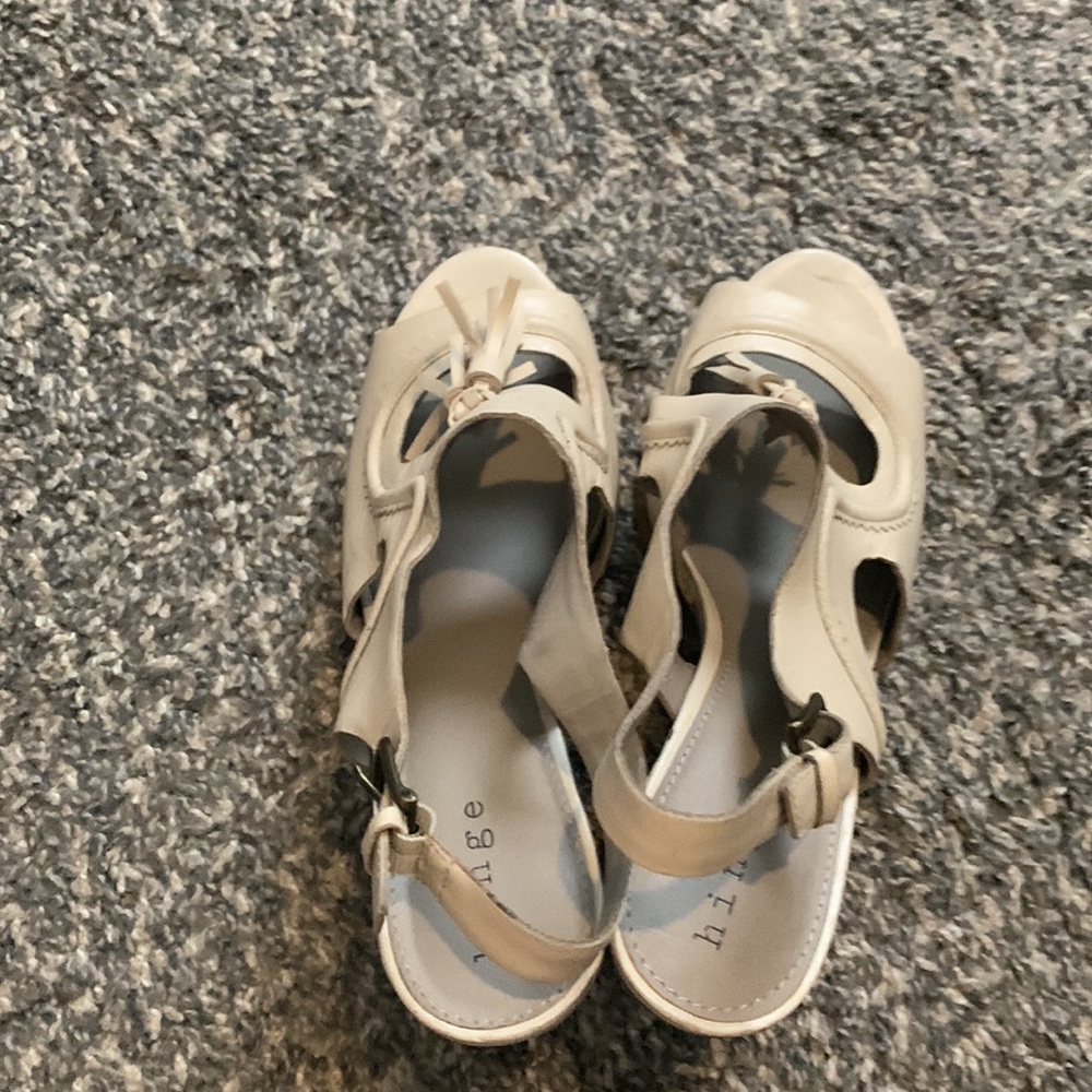 Hinge heels - Picture 3 of 4
